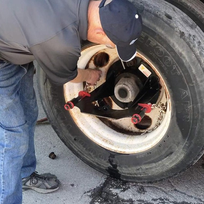 AME Rim-Wit Wheel Puller In Use+++AME Rim-Wit Wheel Puller In Use