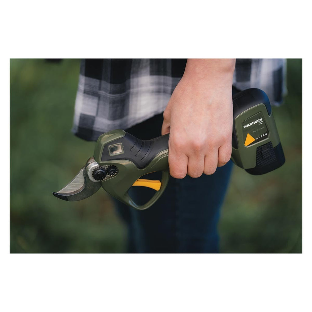 Alpen Wildhorn 32 Electric Pruning Shear Kit with 3 Batteries and Powerpack In Use+++Alpen Wildhorn 32 Electric Pruning Shear Kit with 3 Batteries and Powerpack In Use
