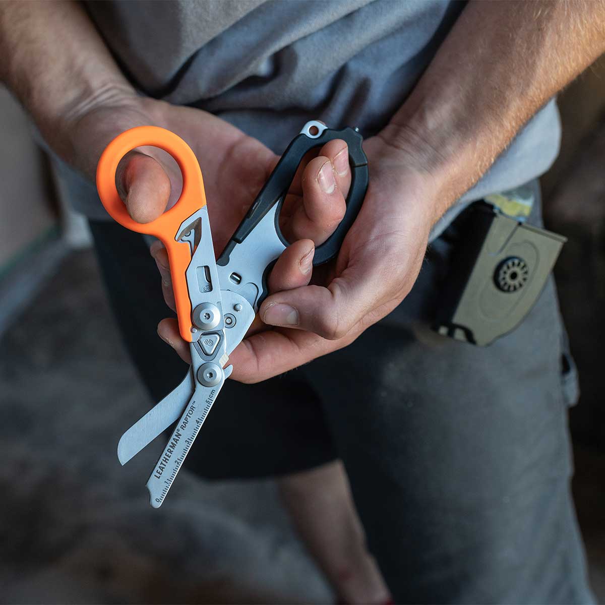 Leatherman Raptor Rescue Shears In Use+++Leatherman Raptor Rescue Shears In Use