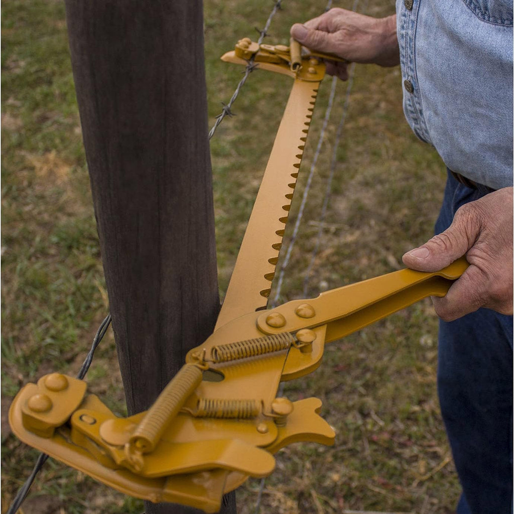 Two-Hook Wire Fence Stretcher In Use+++Two-Hook Wire Fence Stretcher In Use