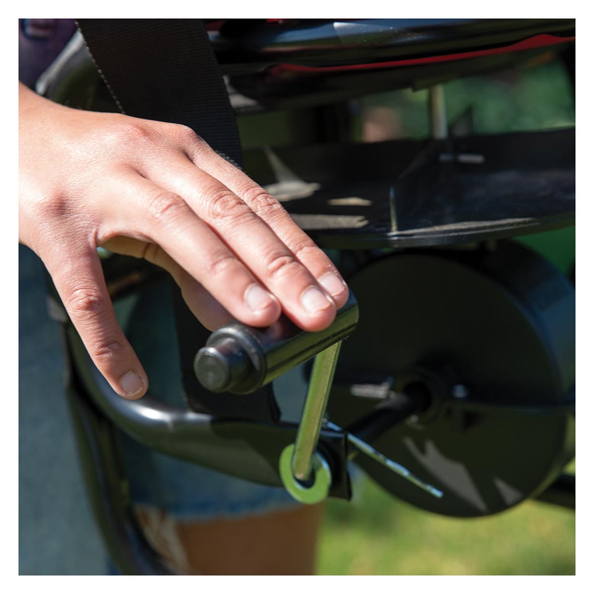 Closeup of the handle on Earthway 40 lb Chest-Mounted Crank Broadcast Spreader
