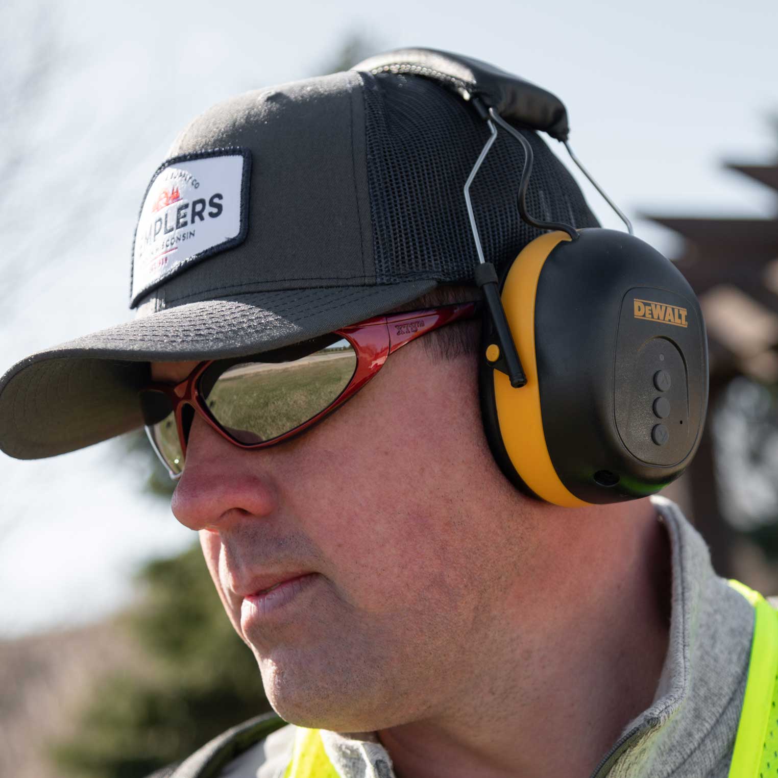 DEWALT Bluetooth Earmuff In Use+++DEWALT Bluetooth Earmuff In Use