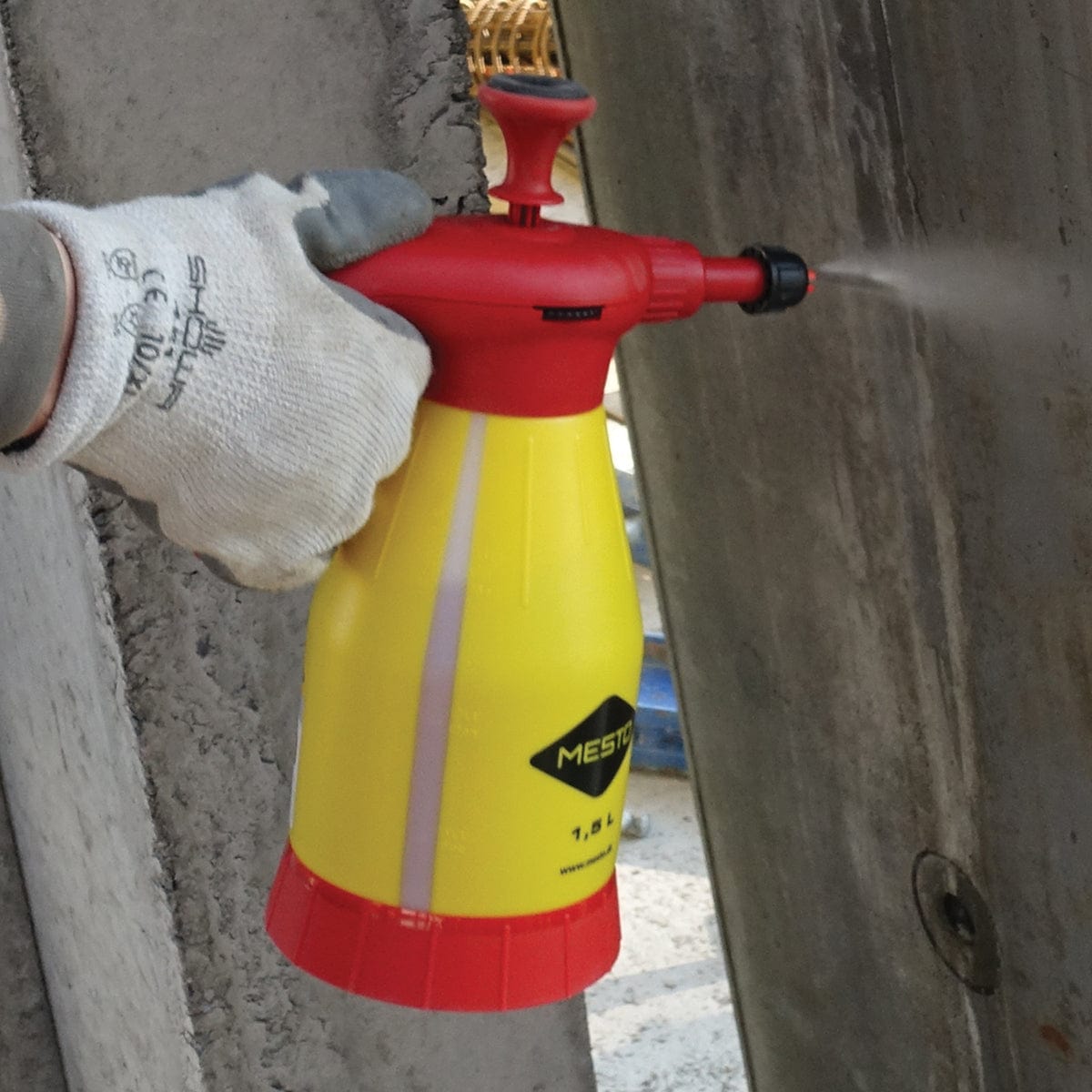 Mesto 3132 1.5 L Pressure Hand Sprayer In Use+++Mesto 3132 1.5 L Pressure Hand Sprayer In Use