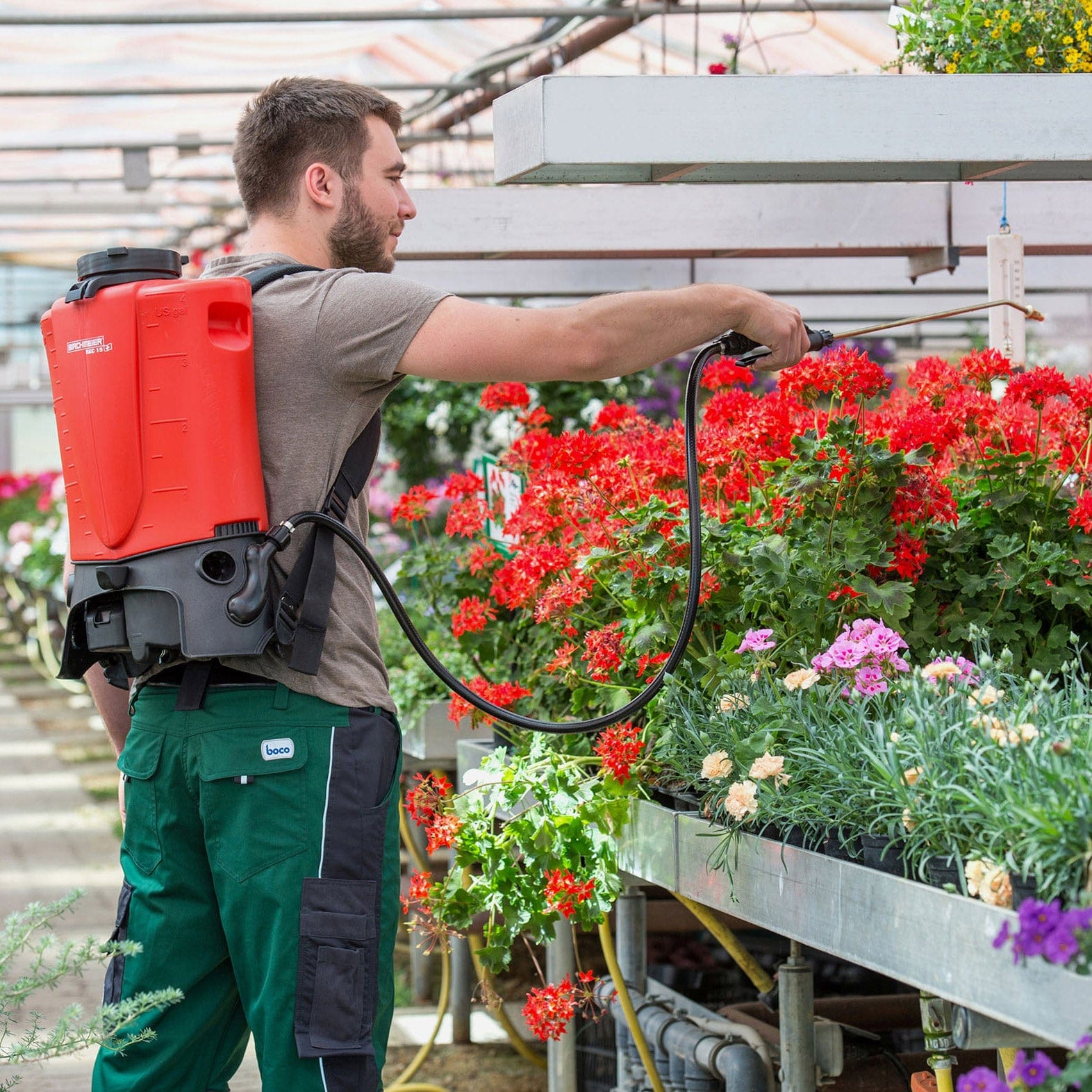 Birchmeier REC 15 AC1 Li-Ion Backpack Sprayer with AS1200 Modular Spray Blower In Use+++Birchmeier REC 15 AC1 Li-Ion Backpack Sprayer with AS1200 Modular Spray Blower In Use