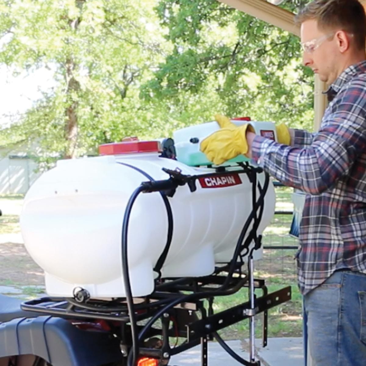 Chapin 15 Gallon Mixes On Exit (M.O.E.)™ Spot Sprayer In Use+++Chapin 15 Gallon Mixes On Exit (M.O.E.)™ Spot Sprayer In Use